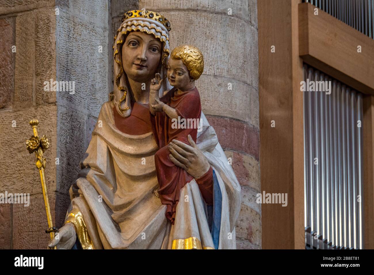 Statua di santa maria con il bambino gesù cristo sul braccio nella cupola di Speyer Foto Stock