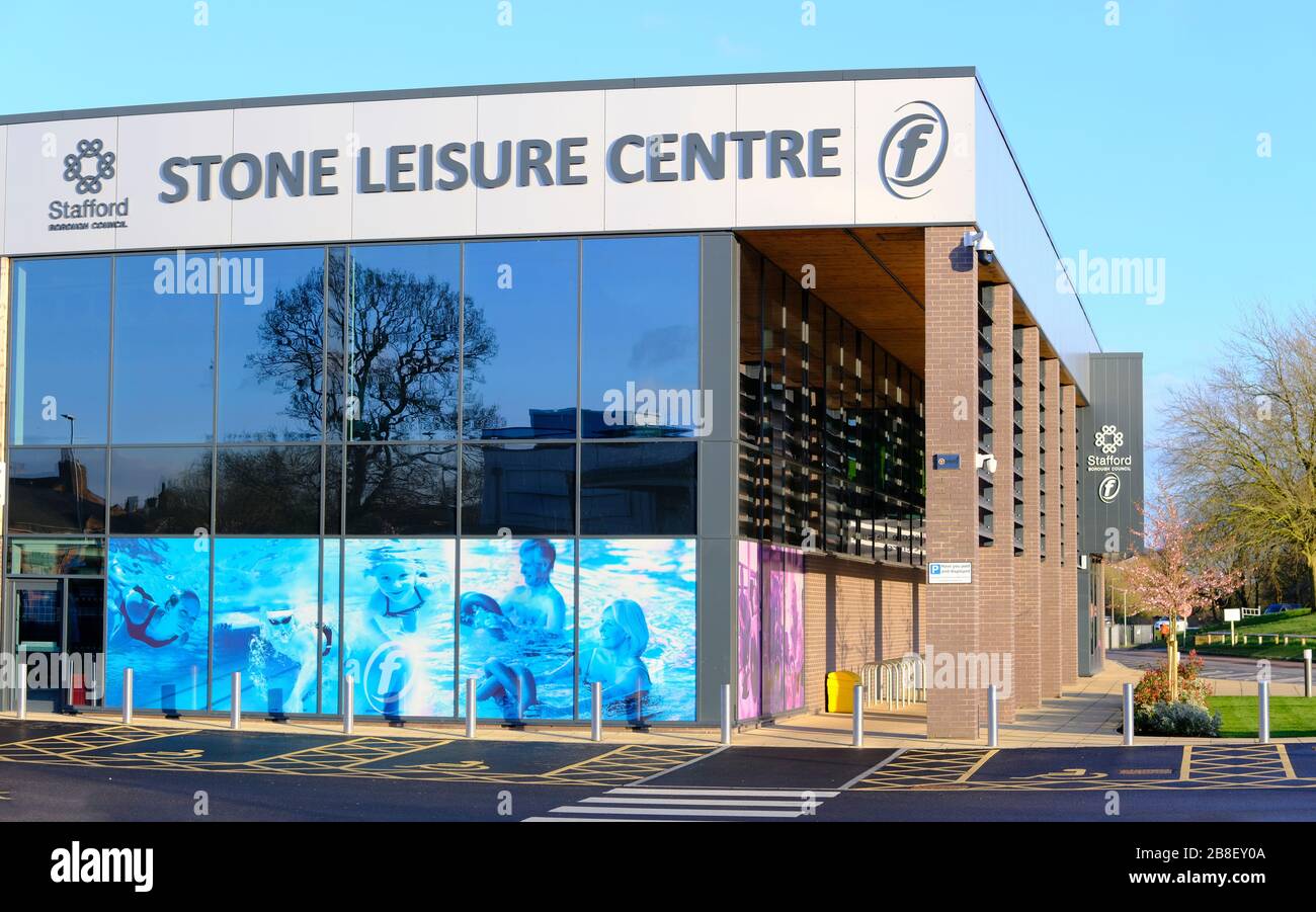 Centro ricreativo chiuso di Stone, Staffordshire, Regno Unito. Il centro fitness è chiuso per quarantena e per blocco causato da COVID19 Foto Stock