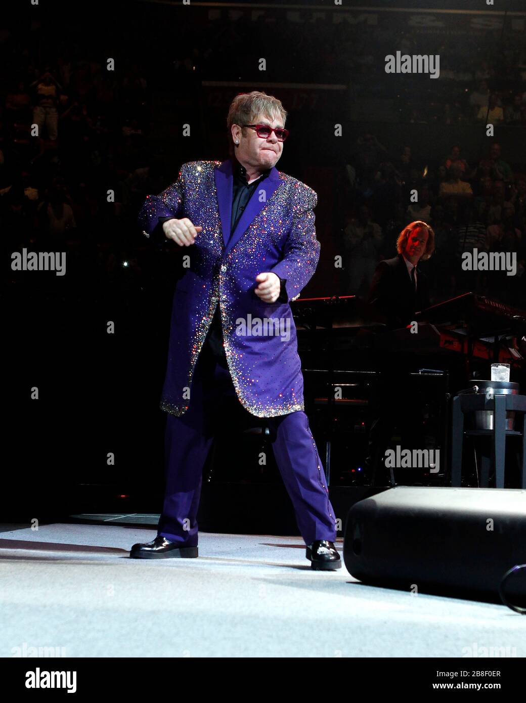 Il cantante Elton John esegue il batterista Nigel Olsson e il resto della band a Sunrise, Florida. Foto Stock