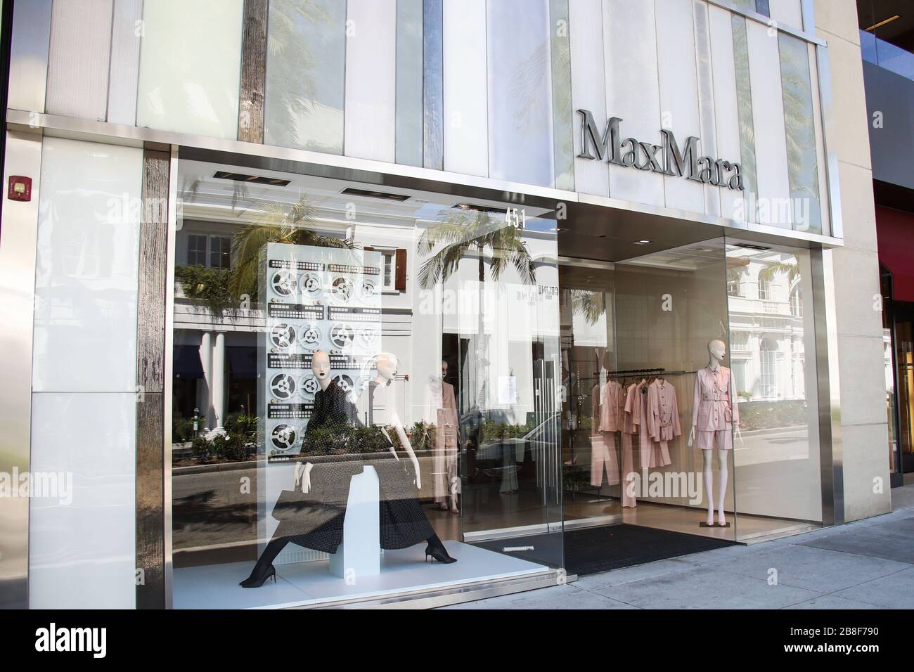 BEVERLY HILLS, LOS ANGELES, CALIFORNIA, Stati Uniti - MARZO 21: MaxMara Beverly Hills Rodeo Drive store, temporaneamente chiuso a causa del coronavirus, Due giorni dopo l'ordine di "Safer at Home" emesso sia dal sindaco di Los Angeles Eric Garcetti a livello di contea, sia dal governatore della California Gavin Newcom a livello di stato giovedì 19 marzo 2020, che rimarrà in vigore almeno fino al 19 aprile 2020 in mezzo alla pandemia Coronavirus COVID-19, 21 marzo 2020 a Beverly Hills, Los Angeles, California, Stati Uniti. (Foto di Xavier Collin/Image Press Agency) Foto Stock