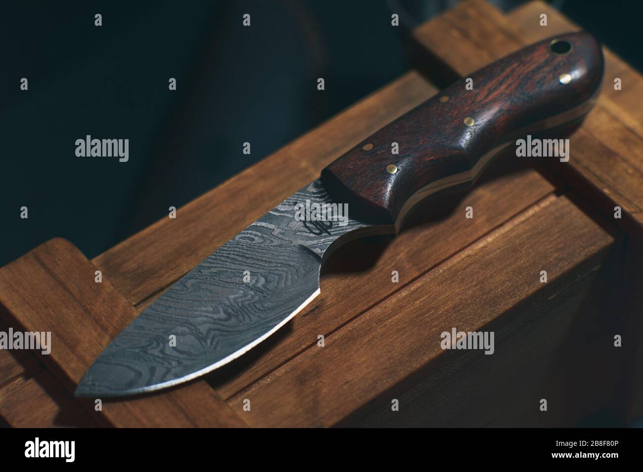 Coltello visualizzato sulla scatola di legno Foto Stock