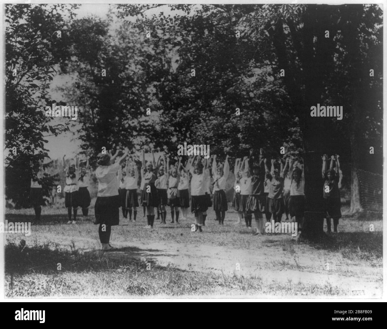 Ragazze da Washington, D.C., al campo di Y.W.C.A. vicino Winona, Maryland, facendo esercizi all'aperto Foto Stock
