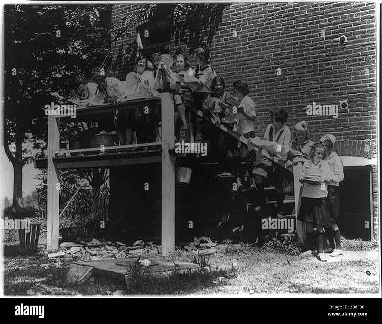 Ragazze da Washington D.C. al campo di Y.W.c.a. vicino a Winona Maryland lavaggio e asciugatura piatti Foto Stock