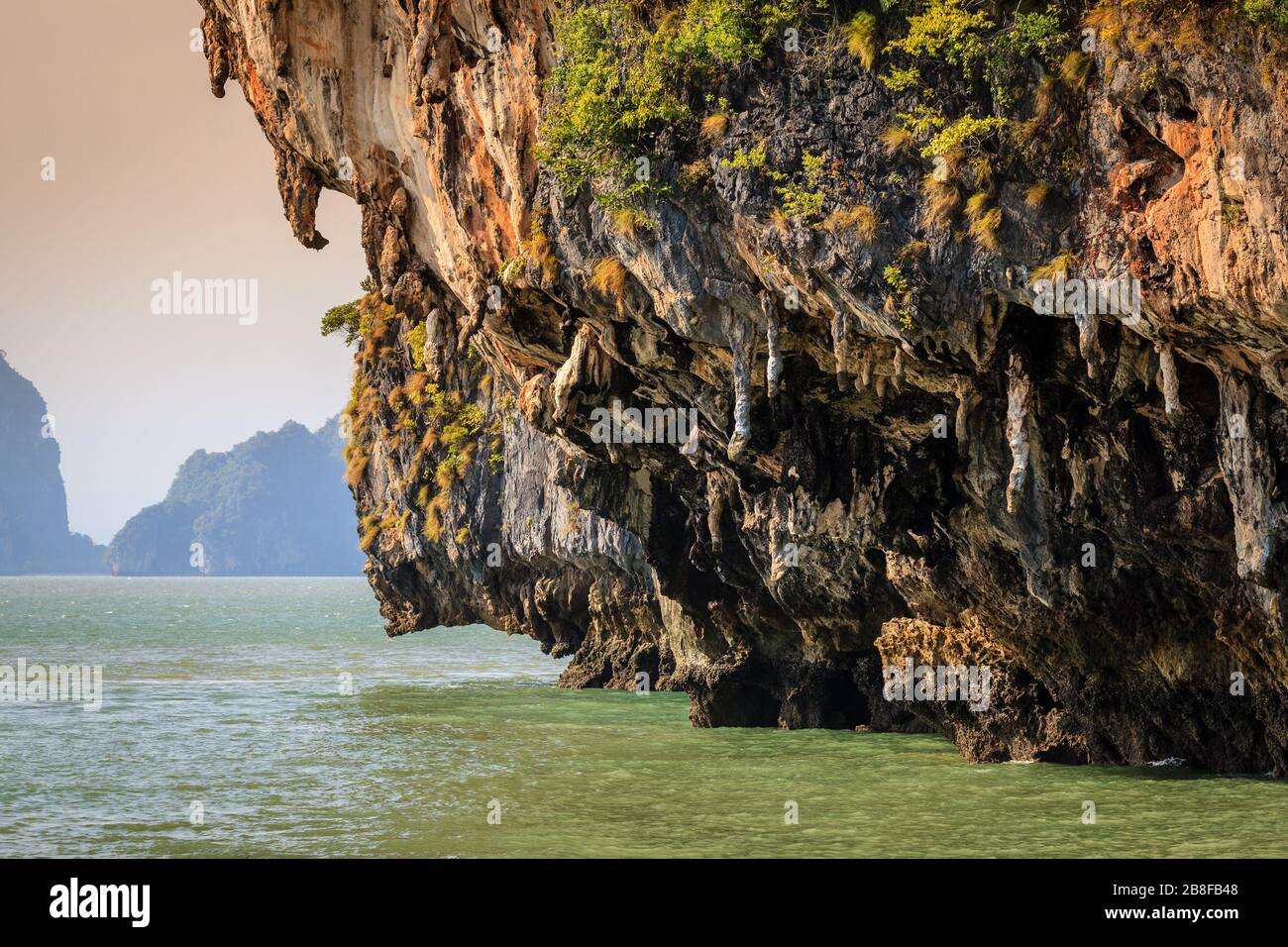 Guarda da vicino le formazioni rocciose simili a stalattiti sull'isola di Koh Hong in Thailandia Foto Stock