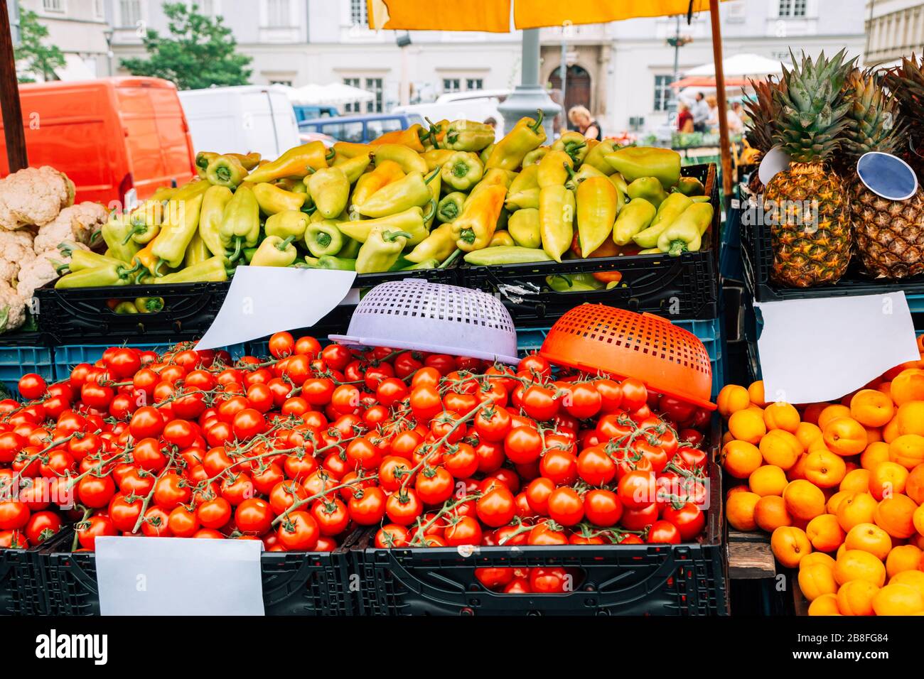Frutta fresca e verdura presso la piazza del mercato della città vecchia di Zelny trh a Brno, Repubblica Ceca Foto Stock