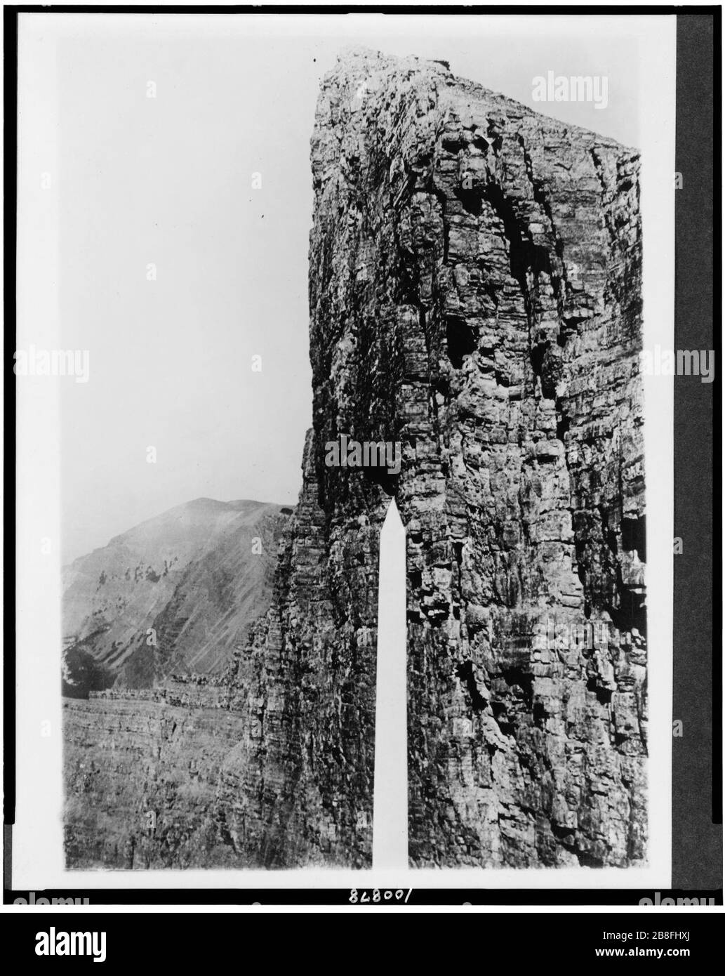 Glacier National Park, montagna. Grande parete verticale della faccia nord del Monte Goathaunt, alta 1,200 piedi Foto Stock