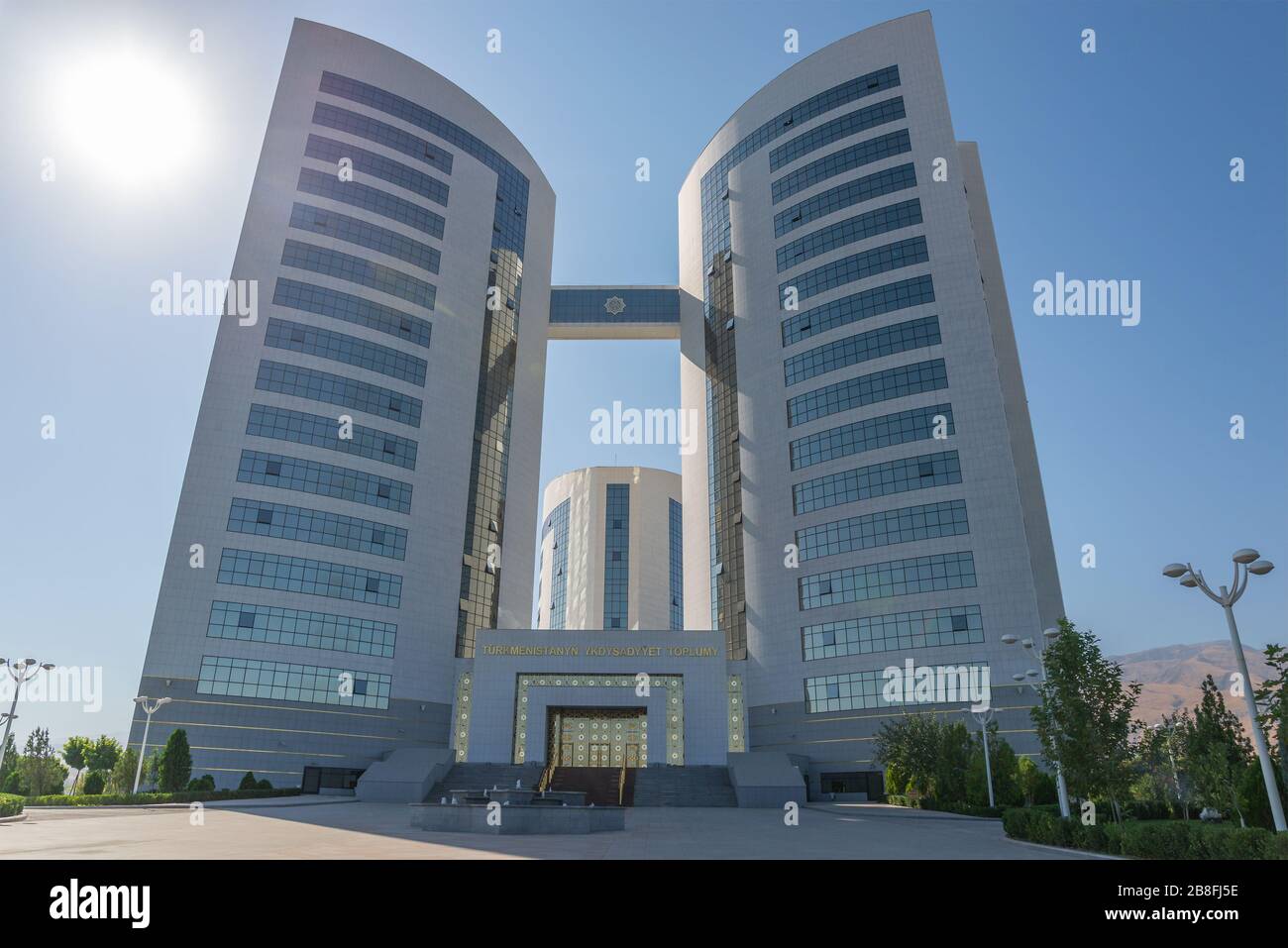 Ministero dell'Economia e dello sviluppo del Turkmenistan ad Ashgabat, Turkmenistan. Edificio governativo moderno torri collegate. Governo turco. Foto Stock