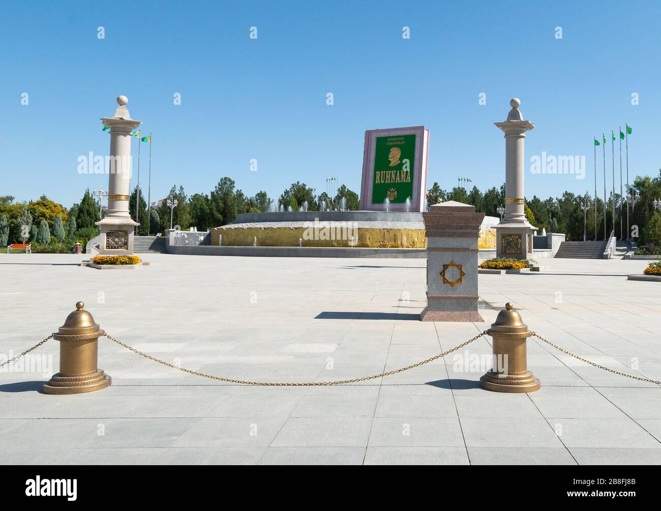 Copia gigante di Ruhnama ad Ashgabat, Turkmenistan. Libro scritto da Saparmurat Niyazov. È una guida spirituale e morale e autobiografia. Foto Stock