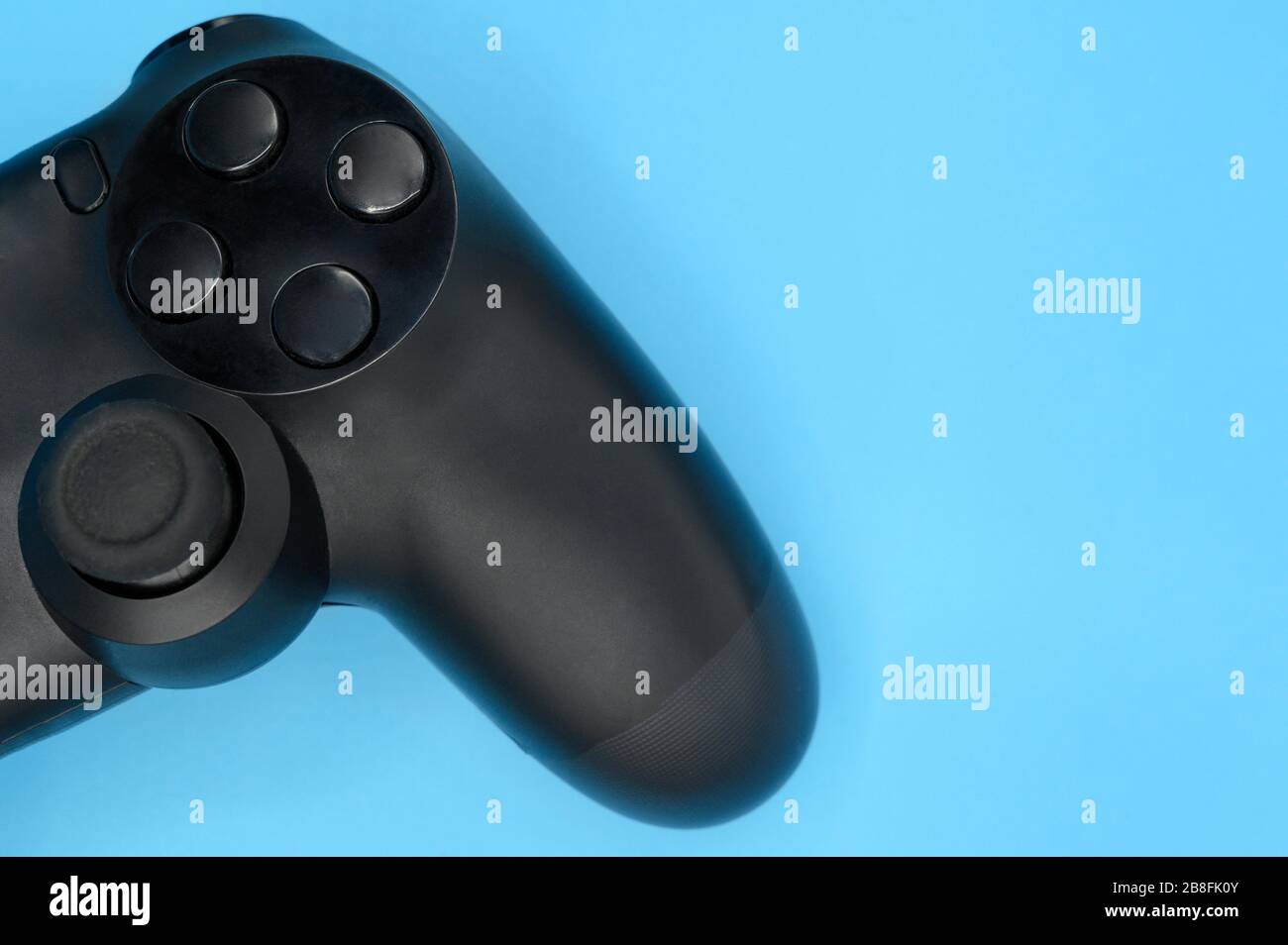 Controller di gioco isolato su sfondo blu . Foto Stock
