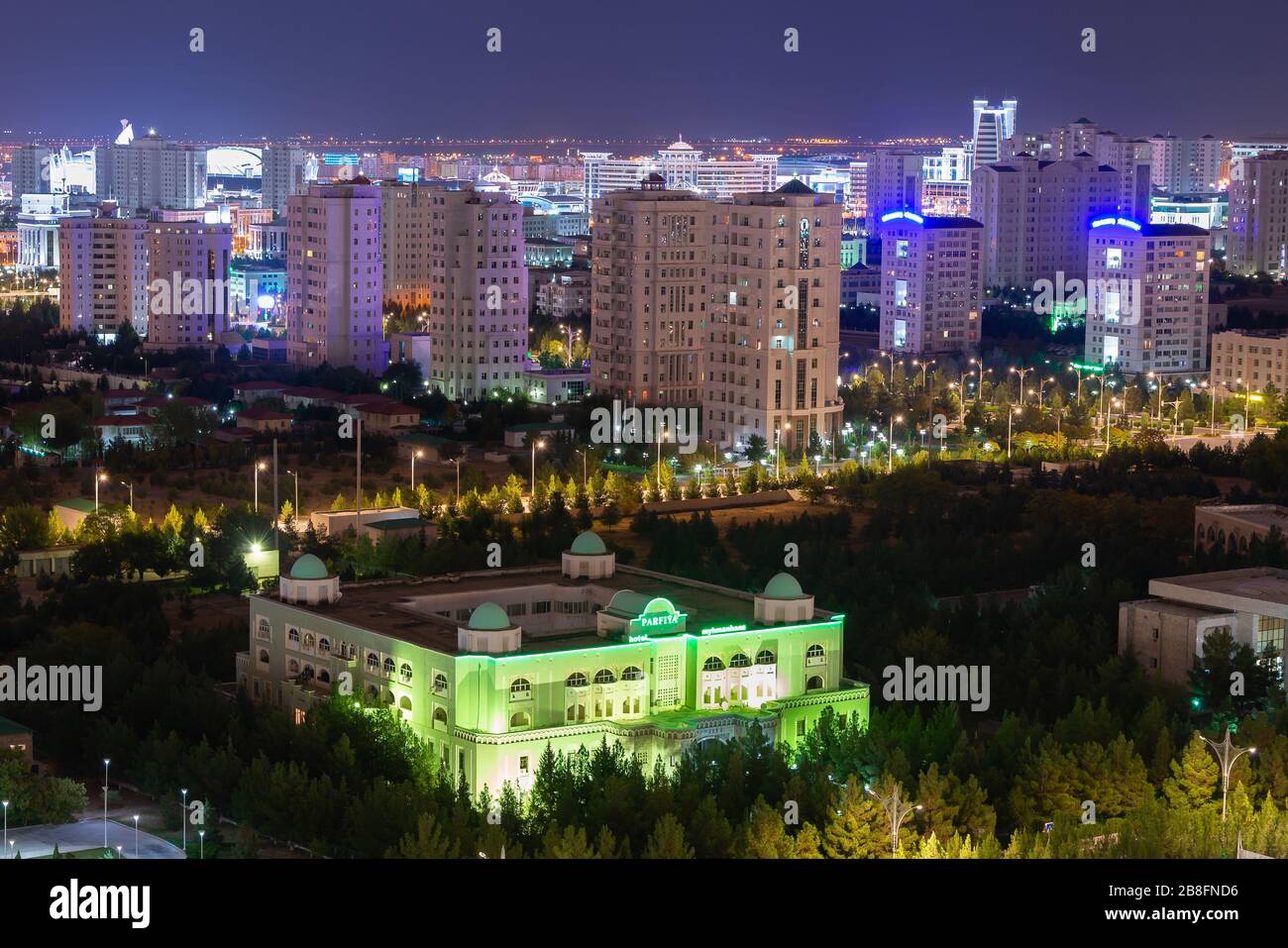 Parfiya Hotel a Ashgabat, Turkmenistan in Asia centrale. Skyline della città in marmo bianco con splendida illuminazione come sfondo. Foto Stock