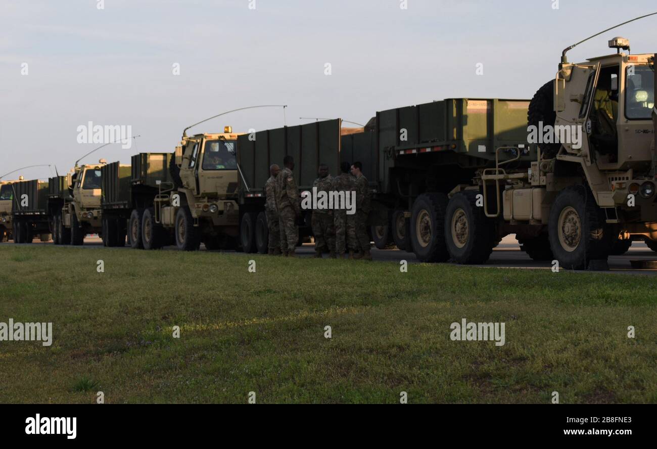 Soldati della Guardia Nazionale dell'Esercito degli Stati Uniti con il comando della 5nona truppa, la Guardia Nazionale della Carolina del Sud, si preparano a caricare i dispositivi di protezione personale e altri materiali di consumo il 20 marzo 2020 per essere trasportati e distribuiti nelle 46 contee della Carolina del Sud a sostegno del Dipartimento della Salute e del controllo ambientale della Carolina del Sud. La Guardia Nazionale della Carolina del Sud rimane pronta a sostenere le contee, le agenzie locali e statali e i soccorritori con risorse richieste per tutto il tempo necessario a sostegno degli sforzi di risposta COVID-19 nello stato. (STATI UNITI Foto della Guardia Nazionale dell'esercito dello staff Sgt. Brad M Foto Stock