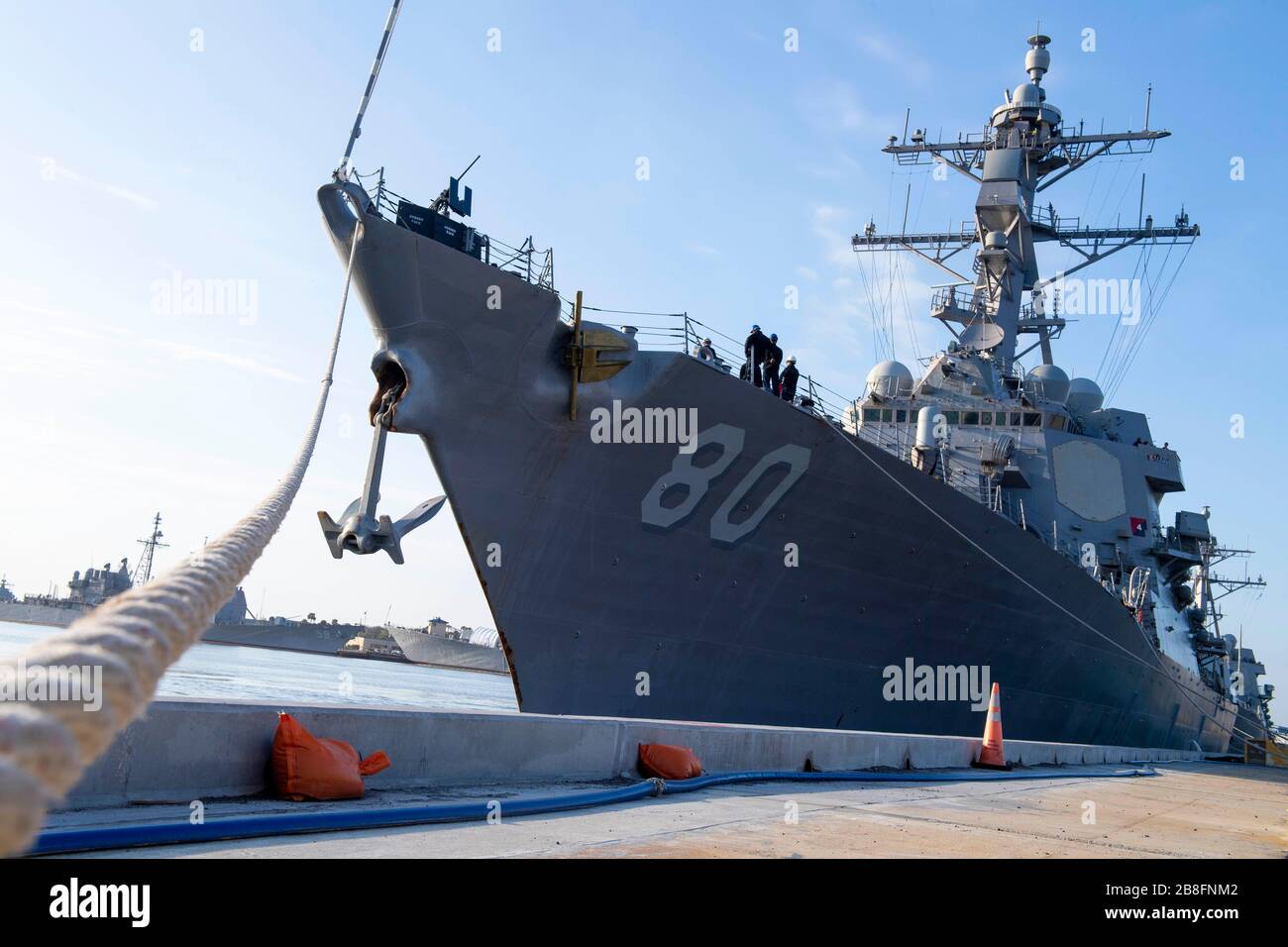 200321-N-QI061-0014 STAZIONE NAVALE MAYPORT, Fl. (21 marzo 2020) il cacciatorpediniere missilistico guidato della classe Burke di Arleigh USS Roosevelt (DDG 80) si prepara a partire dalla Stazione Navale Mayport per iniziare il suo spostamento homeport alla Stazione Navale Rota, Spagna, 21 marzo 2020. Roosevelt sostituirà USS Carney (DDG 64) come una delle quattro forze navali schierate in avanti (FDNF) in Spagna. Roosevelt, nominata in onore del presidente Franklin D. Roosevelt e di sua moglie Eleanor, sarà la prima nave di volo IIA di Rota, che fornirà la possibilità di schierare con due elicotteri Sea Hawk MK III MH-60B imbarcati. (STATI UNITI Foto Stock