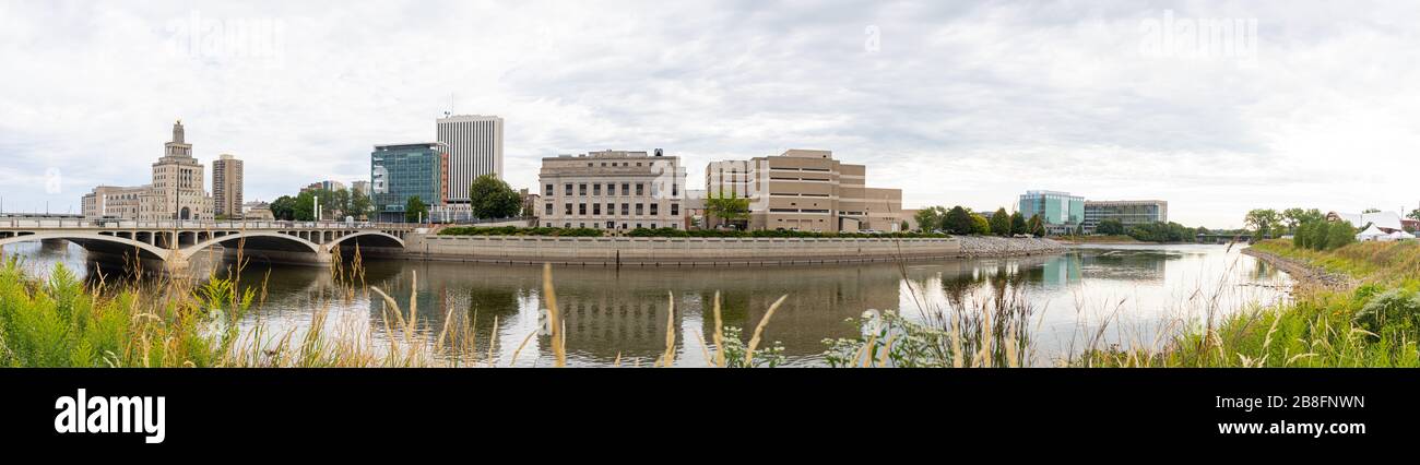 Cedar Rapids, città nello Stato di Iowa, Stati Uniti d'America, come visto attraverso il fiume di cedro Foto Stock