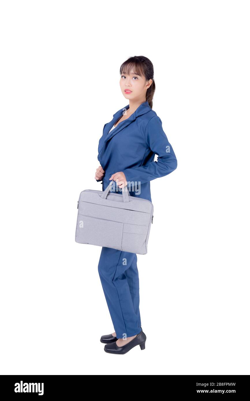 Bel ritratto giovane business donna asiatica in possesso di una cartella  portadocumenti isolato su sfondo bianco, fiducioso uomo d'affari camminare  e trasportare Foto stock - Alamy