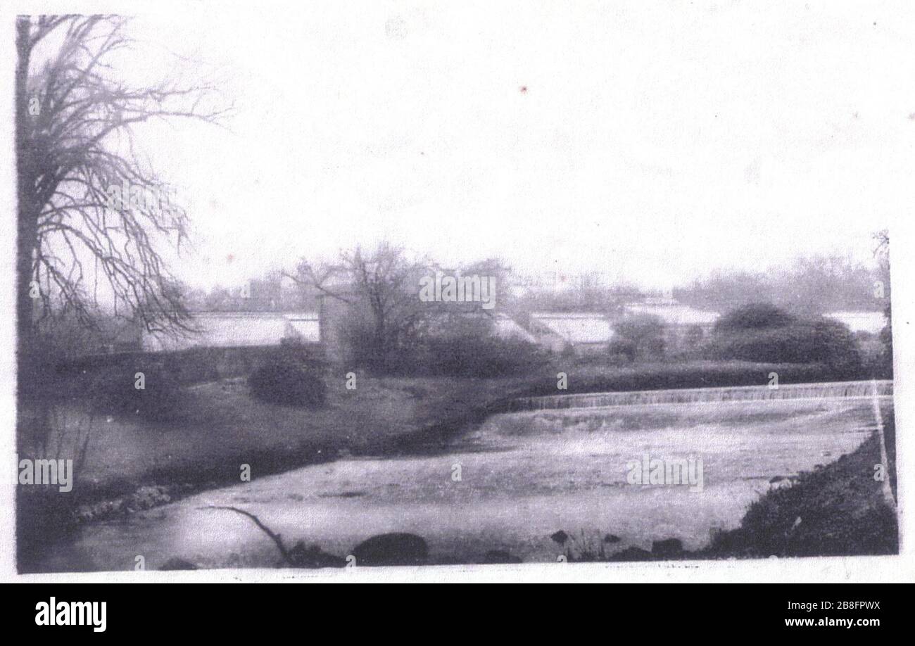 Serre e stramazzo sull'acqua di Lugton a Eglinton. Foto Stock