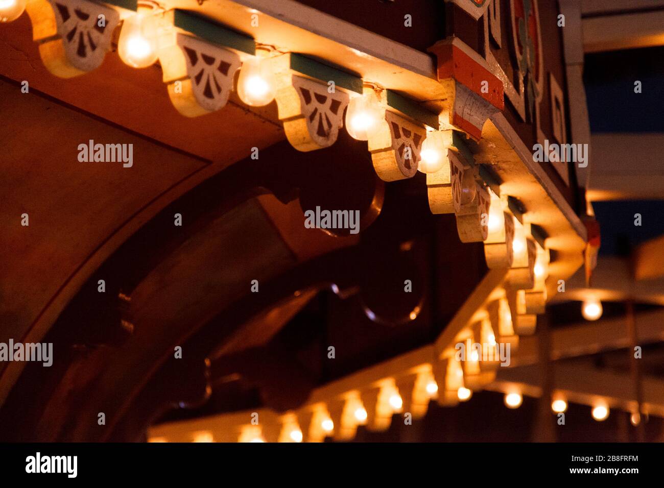 Calde luci di carnevale e decorazioni a timpano Foto Stock