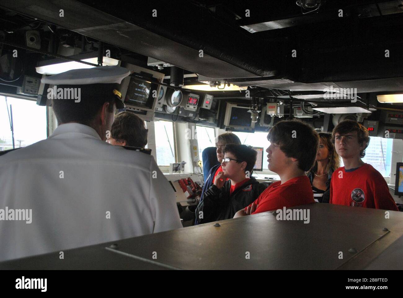 Il team di Glenelg Robotics visita USS Donald Cook 120618 Foto Stock