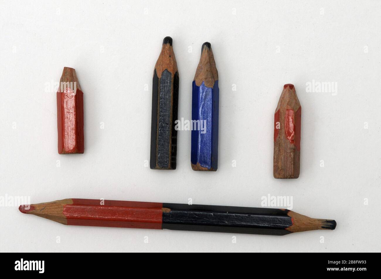 più o cinque matite usate blu, rosso e bicolore Foto stock - Alamy