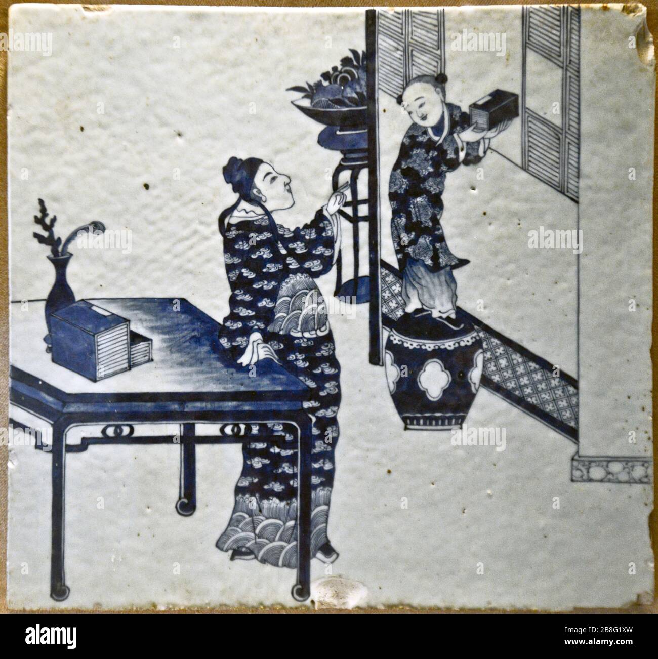 Piastrelle in ceramica blu e bianca con disegno figurino. Wuhan Museum, Cina Foto Stock