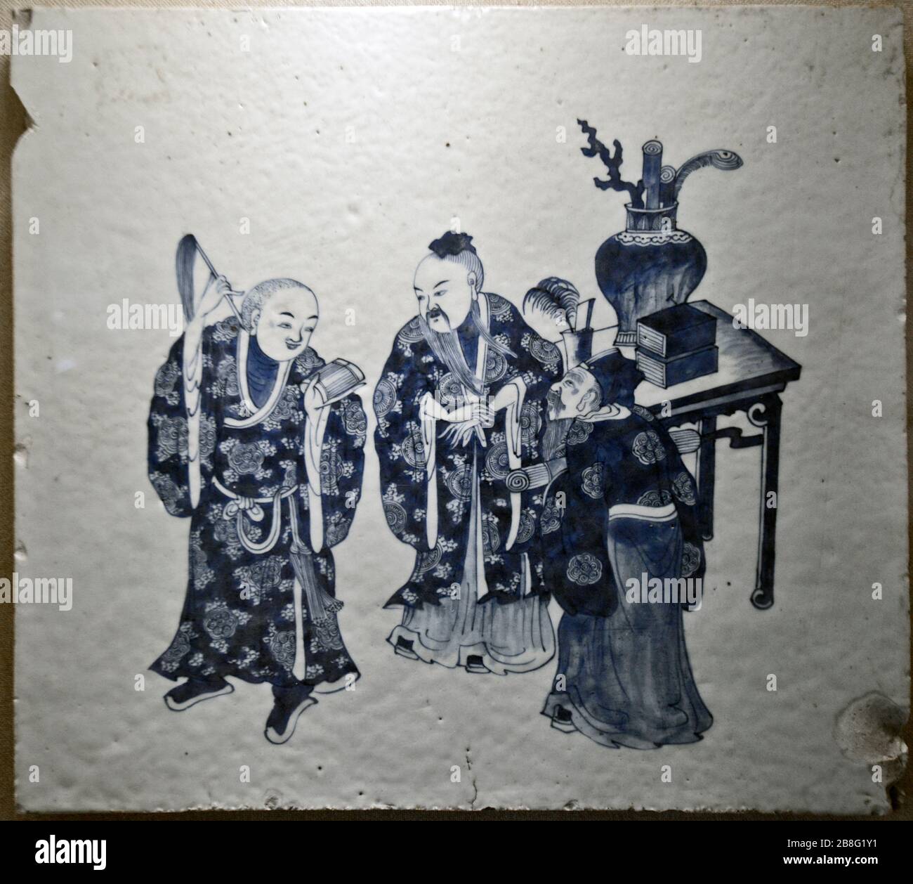 Piastrelle in ceramica blu e bianca con disegno figurino. Wuhan Museum, Cina Foto Stock