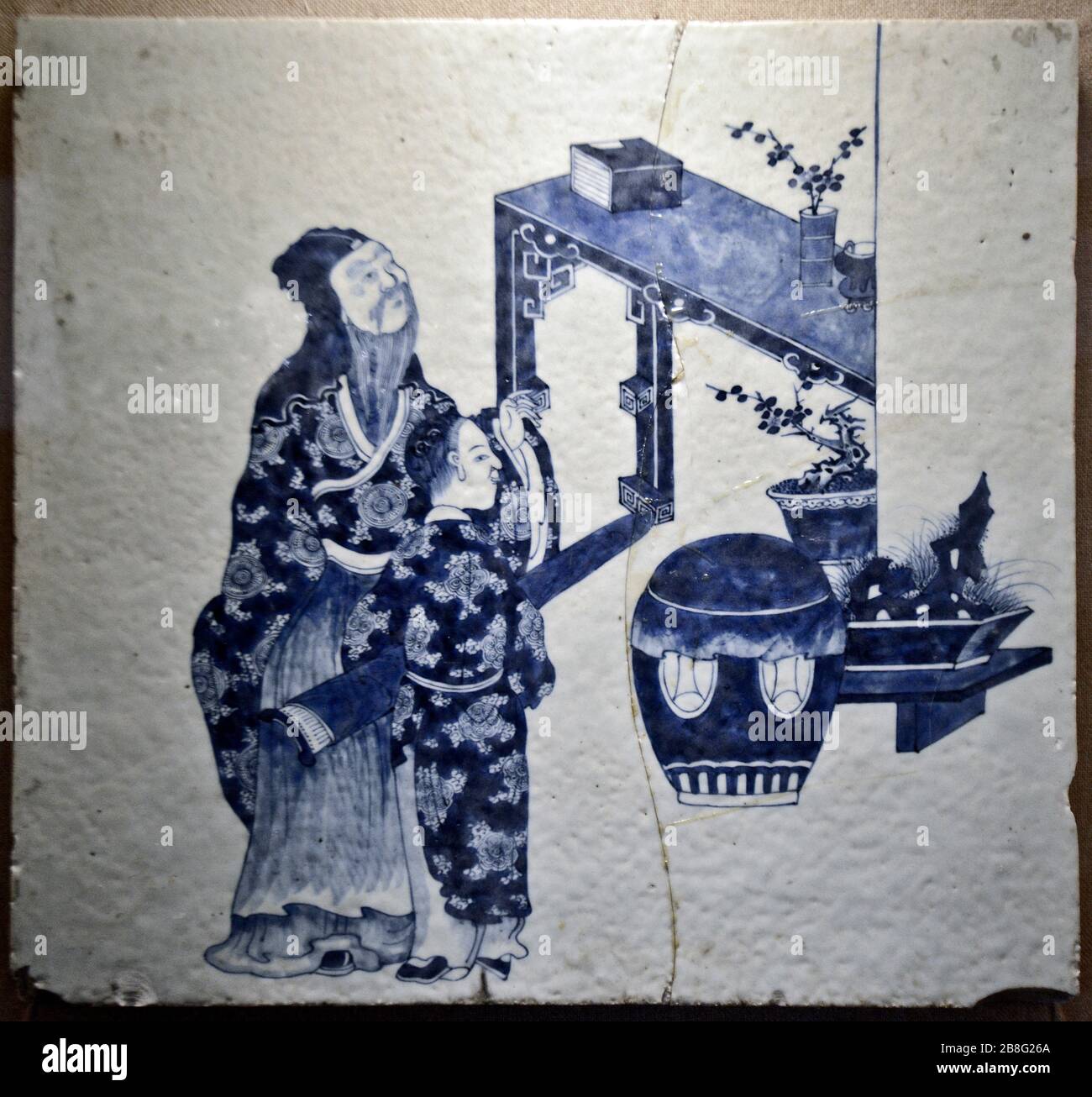 Piastrelle in ceramica blu e bianca con disegno figurino. Wuhan Museum, Cina Foto Stock