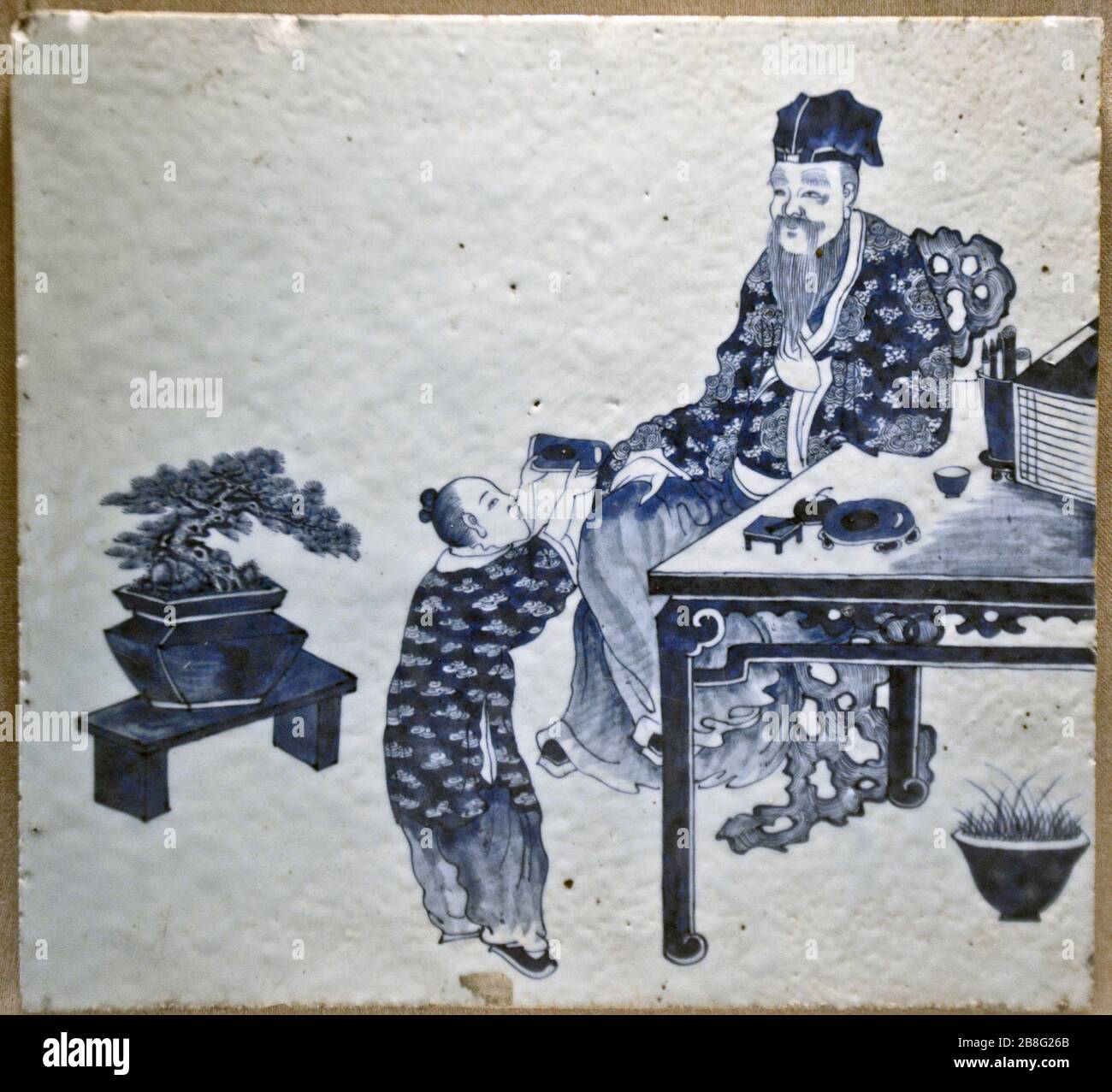 Piastrelle in ceramica blu e bianca con disegno figurino. Wuhan Museum, Cina Foto Stock