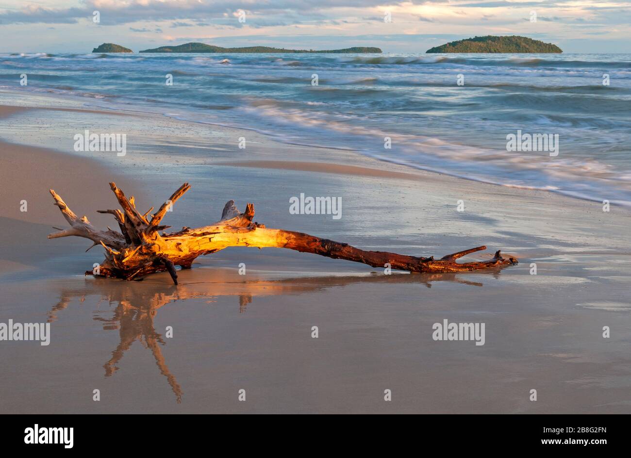 Foto a lunga esposizione della spiaggia di Otres, Golfo di Thailandia, Sihanoukville, Cambogia. Foto Stock
