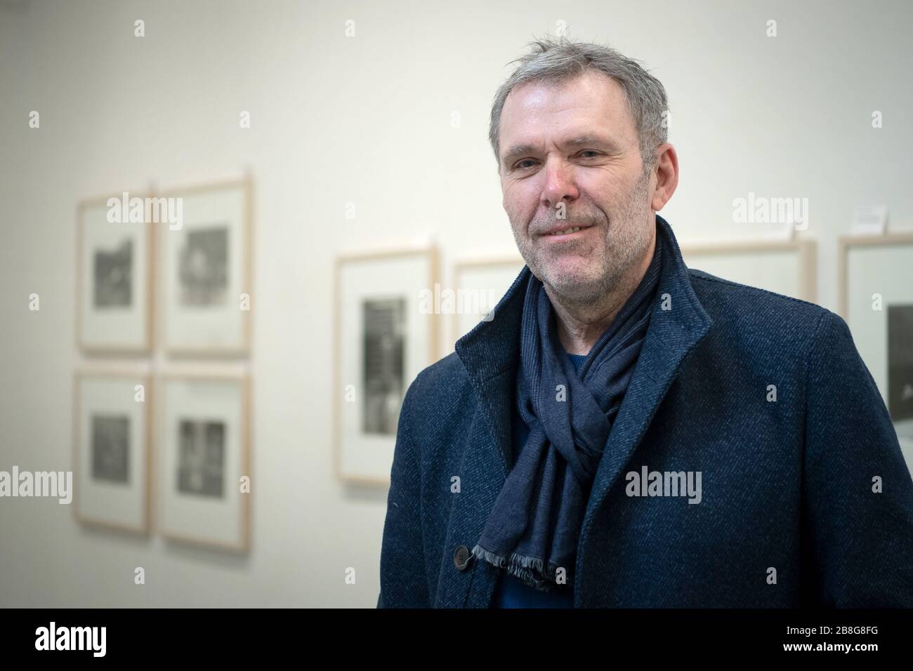 Worpswede, Germania. 20 Marzo 2020. Jürgen Strasser, direttore del festival della 'RAW Phototriennale Worpswede'. La triennale ha il motto "realtà mutevoli". Il formato del festival doveva anche cambiare con breve preavviso in 'Raw frei Haus'. A causa della pandemia di Corona, parti sostanziali della Phototriennale possono essere viste virtualmente su YouTube, Instagram e Facebook. Credit: Sina Schuldt/dpa/Alamy Live News Foto Stock