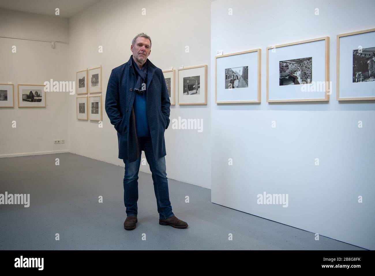 Worpswede, Germania. 20 Marzo 2020. Jürgen Strasser, direttore del festival della 'RAW Phototriennale Worpswede'. La triennale ha il motto "realtà mutevoli". Il formato del festival doveva anche cambiare con breve preavviso in 'Raw frei Haus'. A causa della pandemia di Corona, parti sostanziali della Phototriennale possono essere viste virtualmente su YouTube, Instagram e Facebook. Credit: Sina Schuldt/dpa/Alamy Live News Foto Stock