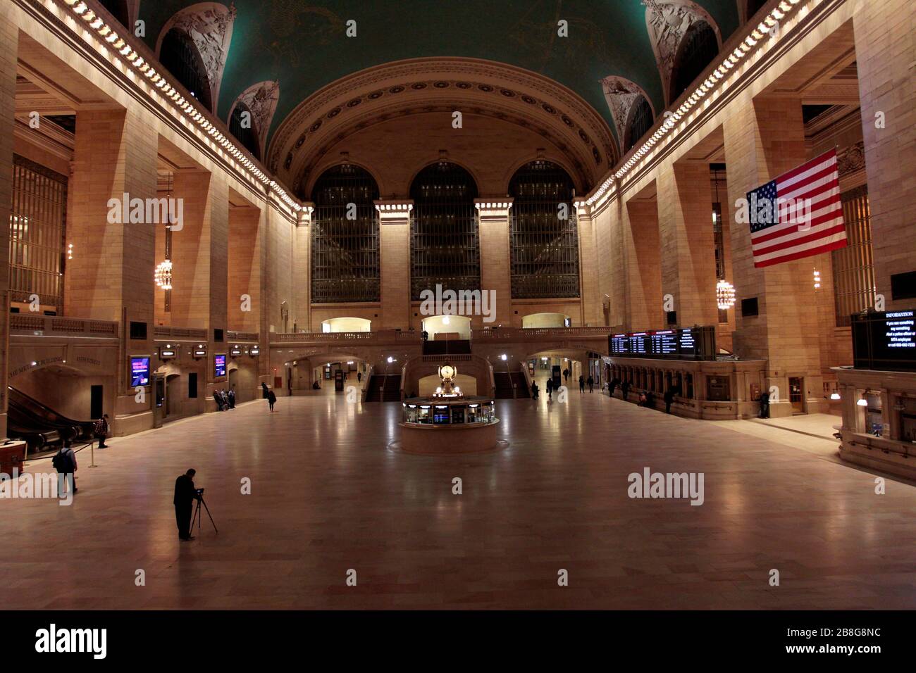 New York, New York, Stati Uniti. 21 Mar 2020. La Grand Central Station di Manhattan, normalmente uno dei centri di transito più attivi di New York, il sabato sera, come i newyorkesi da e grandi chiamate ascoltate per rimanere a casa di fronte alla COVID-19, pandemia di coronavirus. Credit: Adam Stoltman/Alamy Live News Foto Stock