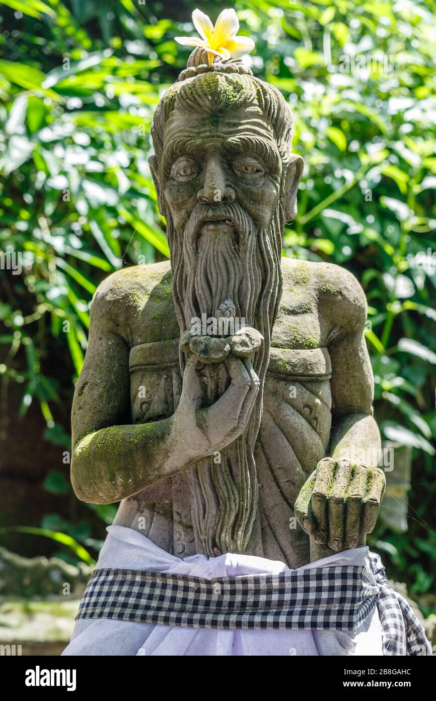 Pietra scolpita guardia statua Dvarapala a Ubud. Bali, Indonesia. Immagine verticale. Foto Stock