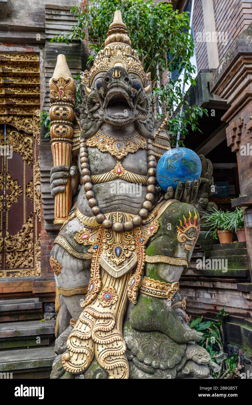 Pietra scolpita guardia statua Dvarapala a Ubud. Bali, Indonesia. Immagine verticale. Foto Stock