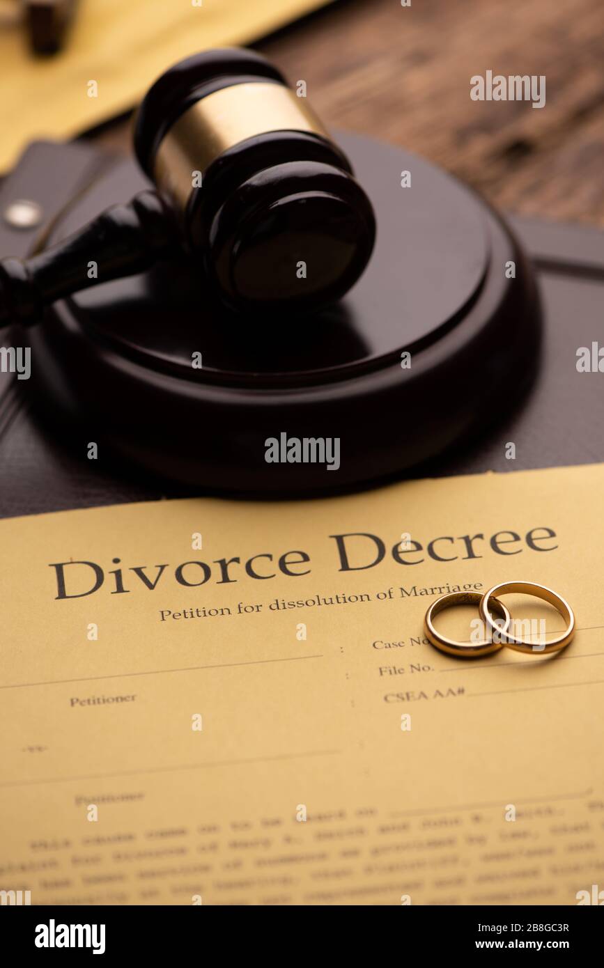 Decreto di divorzio e gavel di legno primo piano Foto Stock