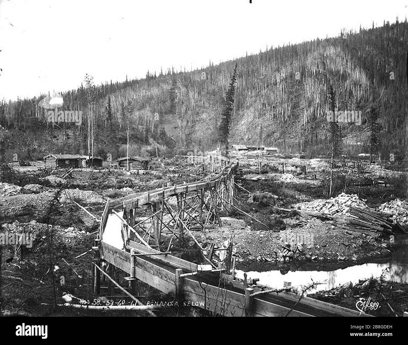 Operazione di estrazione dell'oro sul territorio di Bonanza Creek Yukon circa 1899 (HEGG 333). Foto Stock