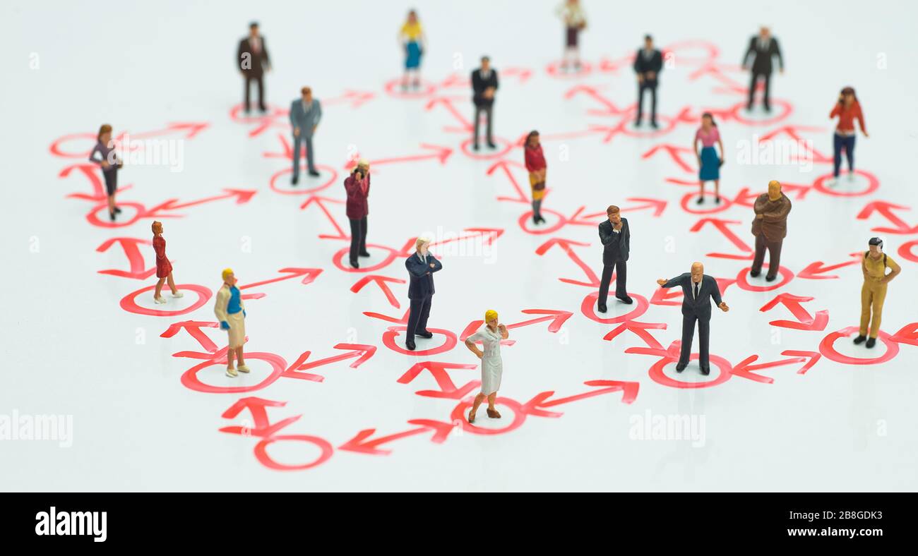 Vista laterale di miniatura - distanza sociale, antisociale, interconnessione o concetto di lavoro di squadra. Foto Stock Vista laterale di miniatura - distanza sociale, antisociale, interconnessione o concetto di lavoro di squadra. Foto Stock