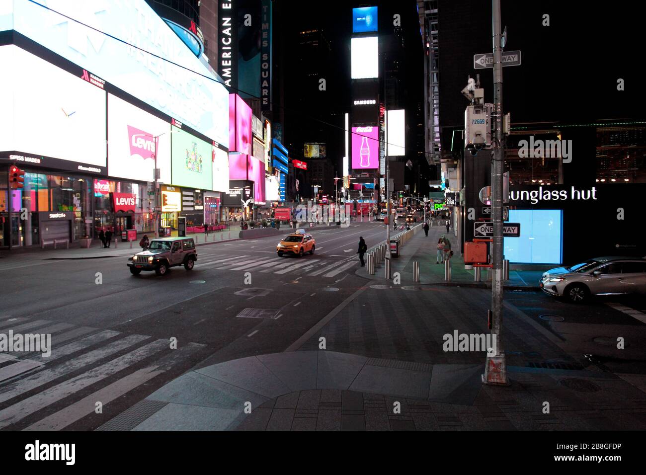 New York, New York, Stati Uniti. 21 Mar 2020. Times Square a New York City il sabato sera, 21 marzo 2020 è in gran parte privo di persone come avvertimento di New Yorker di rimanere a casa alla luce della pandemia di coronavirus. Credit: Adam Stoltman/Alamy Live News Foto Stock