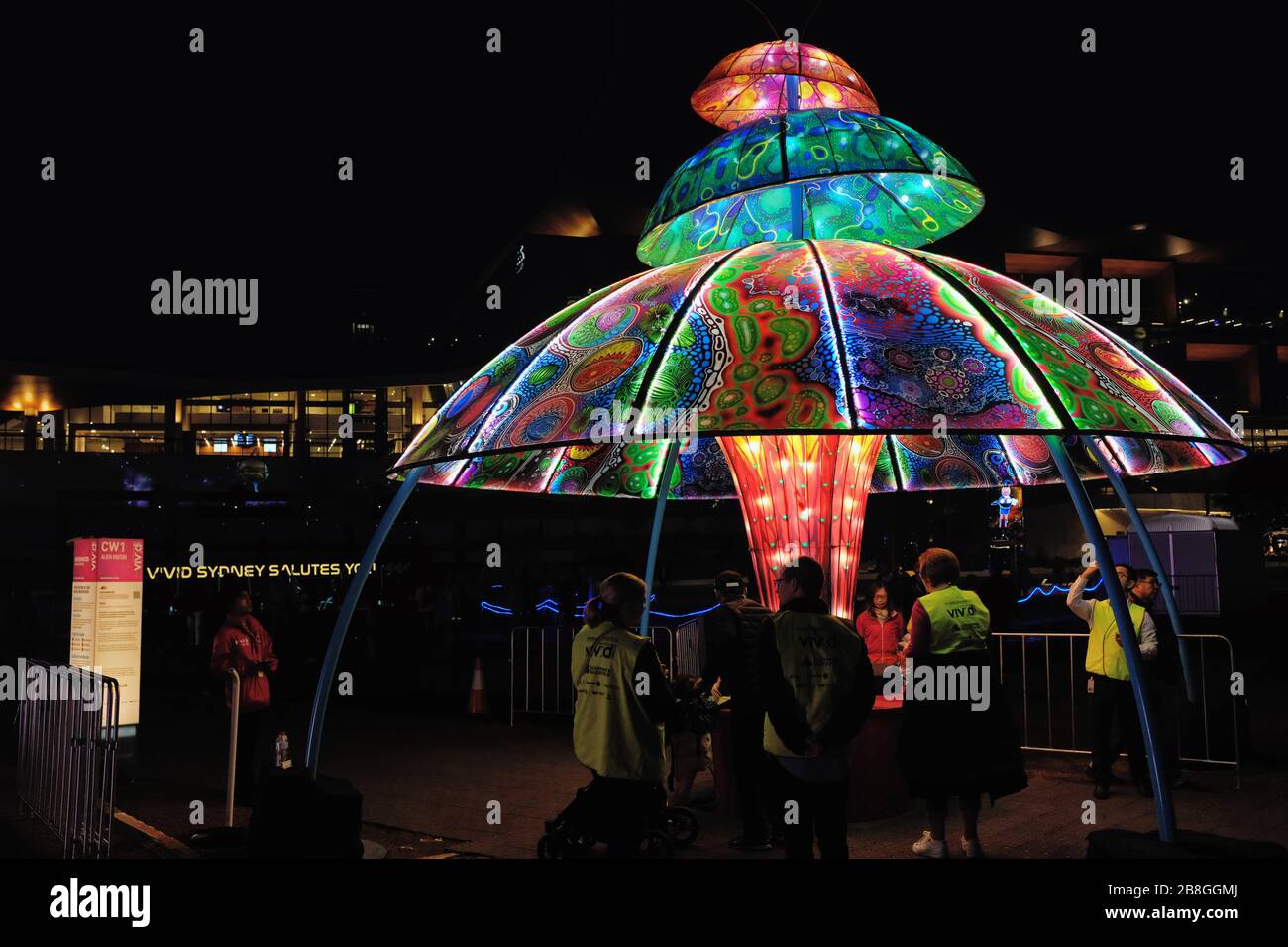 Magic Mushroom Tumbalong Lights installation VIVID Sydney 2019, un popolare evento di sculture di luce e arte creativa illuminata Darling Harbour Foto Stock