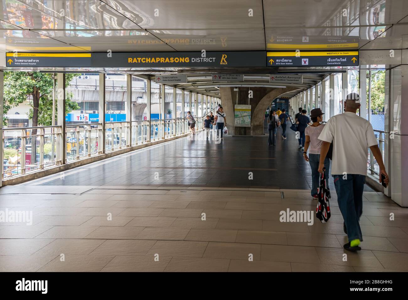 Bangkok, Thailandia - 23 ottobre 2019: Persone che camminano lungo uno Skywalk. Si trova nel quartiere di Ratchaprasong. Foto Stock