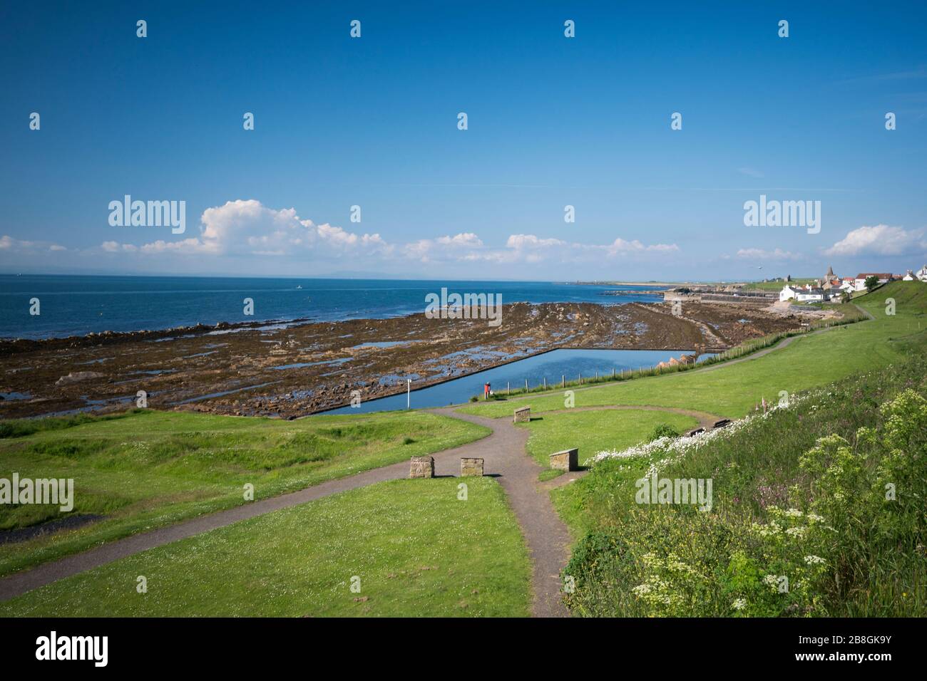 Villaggio di St. Monan dal mulino a vento sul sentiero costiero Fife, Scozia, Regno Unito, Europa Foto Stock