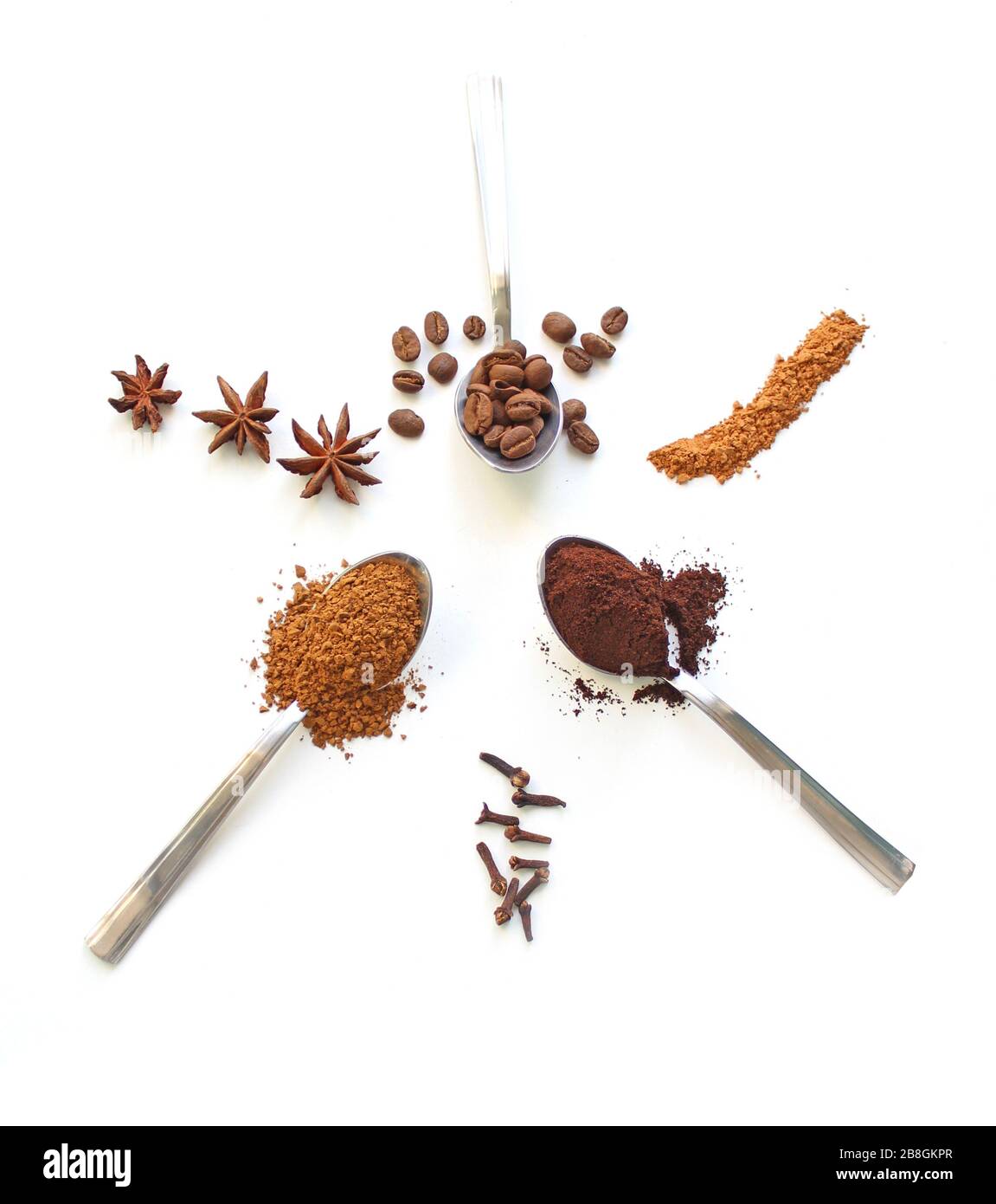 Cereali e caffè istantaneo e macinato in tre cucchiai isolano. Cucchiaio con caffè istantaneo e chicchi di caffè, stile retrò tonalità, spazio per copiare. Foto Stock
