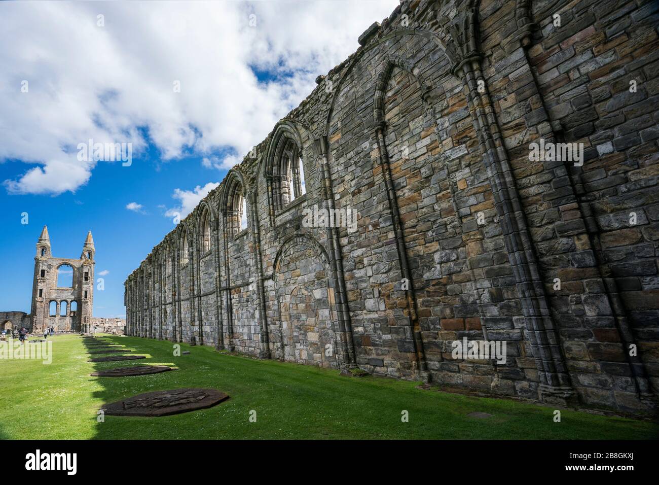 Rovine della cattedrale di St. Andrews in una giornata estiva, St. Andrews, Scozia, costa di Fife, Regno Unito Foto Stock