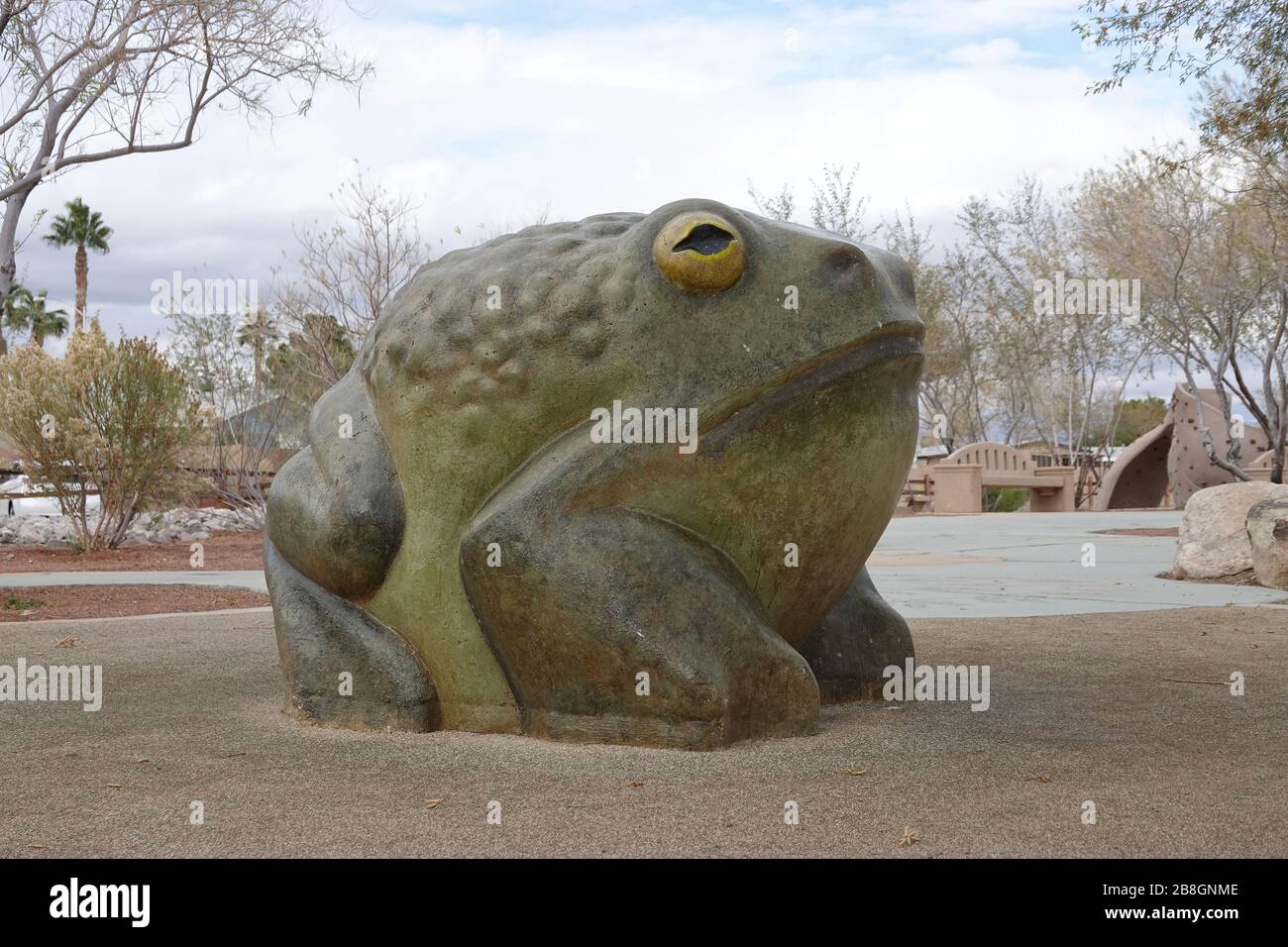 Alta 180 cm, questa statua di rana sedurrà grandi e grandi e non mancherà  di stupire di più i tuoi ospiti.