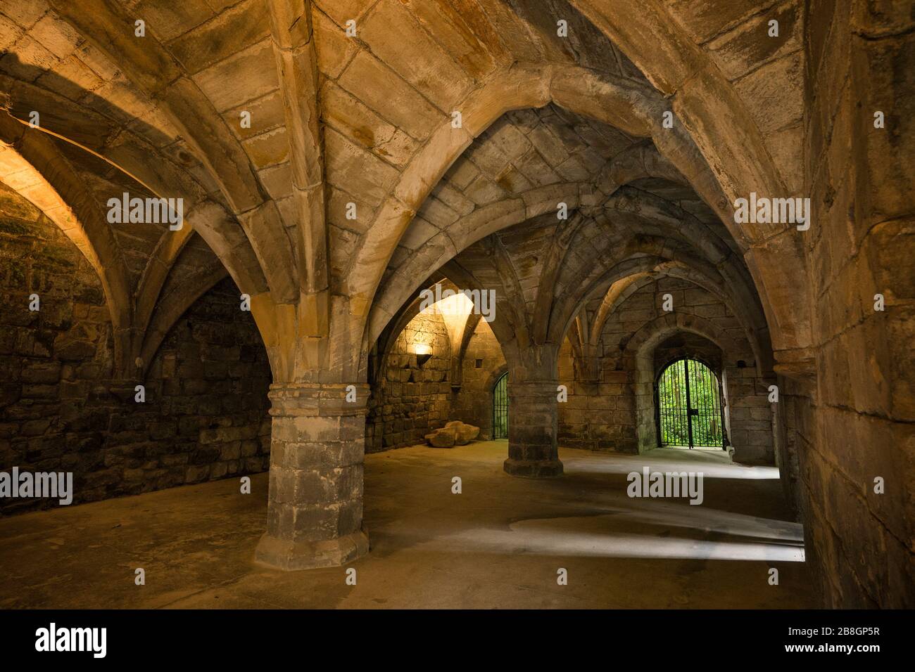 Archi e architettura curva all'interno della cripta dell'abbazia di Dunfermline, fondata nel 1128 come abbazia benedettina, una chiesa parrocchiale scozzese nel pugno Foto Stock