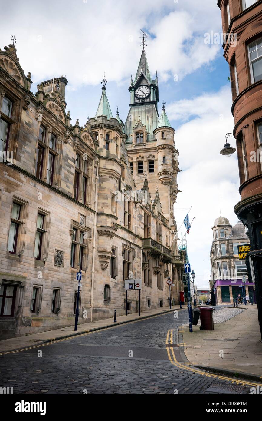 Street scene di edifici e torre dell'orologio nell'antica capitale di Dunfermline; Regno di Fife; Fife; Scozia; Regno Unito; Europa Foto Stock
