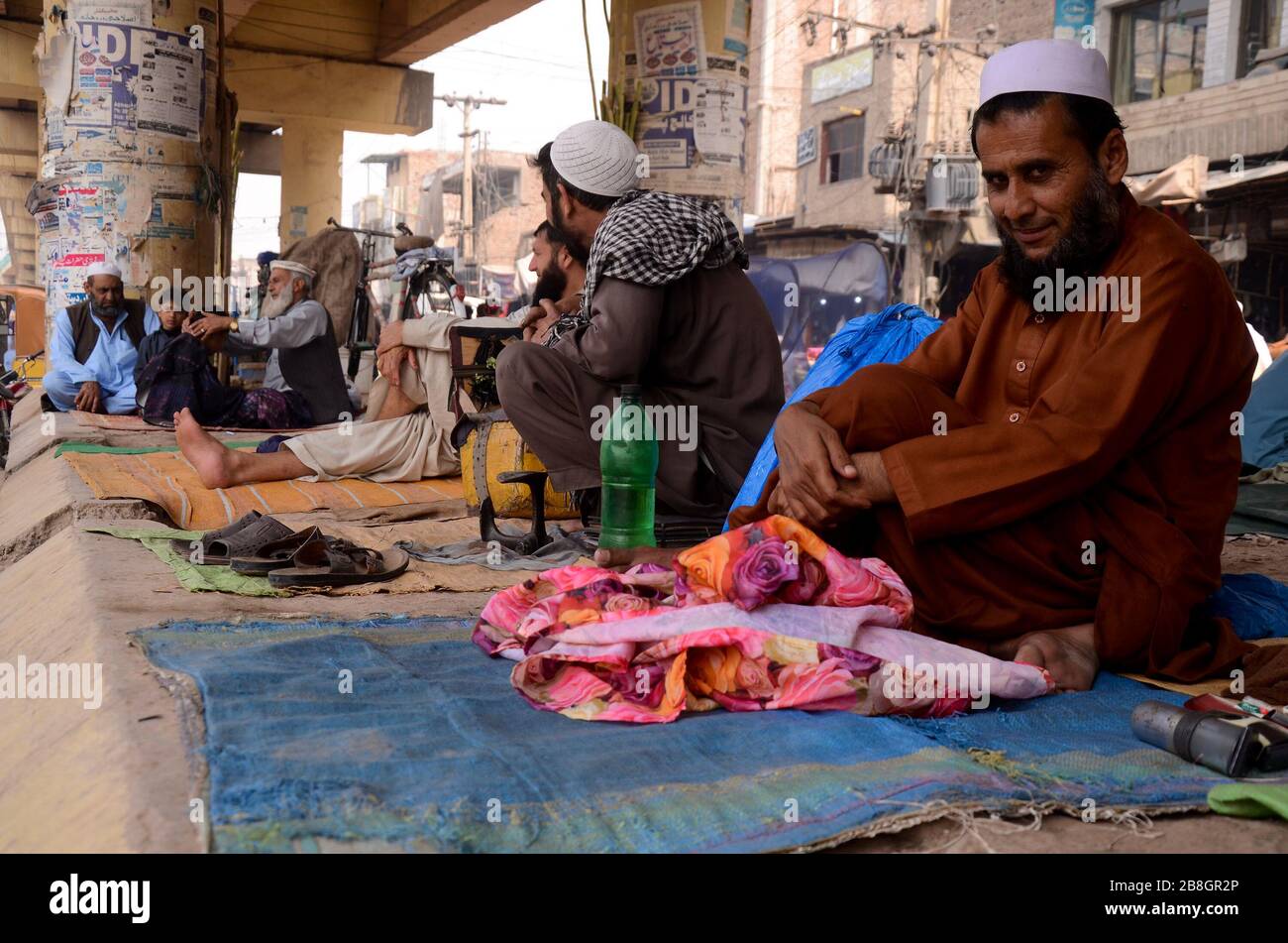 20 marzo 2020: Peshawar, Pakistan. 20 marzo 2020. Molti clienti si affrettano a barbiere per tagli di capelli o per tagliare la barba in una strada a Peshawar, nel timore di una chiusura di piccole imprese in città. Molti temono l'imposizione di misure più severe contro la diffusione del Coronavirus in Pakistan, dove il numero di casi confermati nel paese ha raggiunto 500 Credit: Hasnain Ali/IMAGESLIVE/ZUMA Wire/Alamy Live News Foto Stock