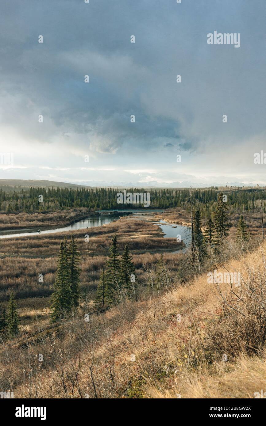 vista della strada sopraelevata di glenmore sul bacino idrico di glenmore. Calgary, Alberta, Canada Foto Stock