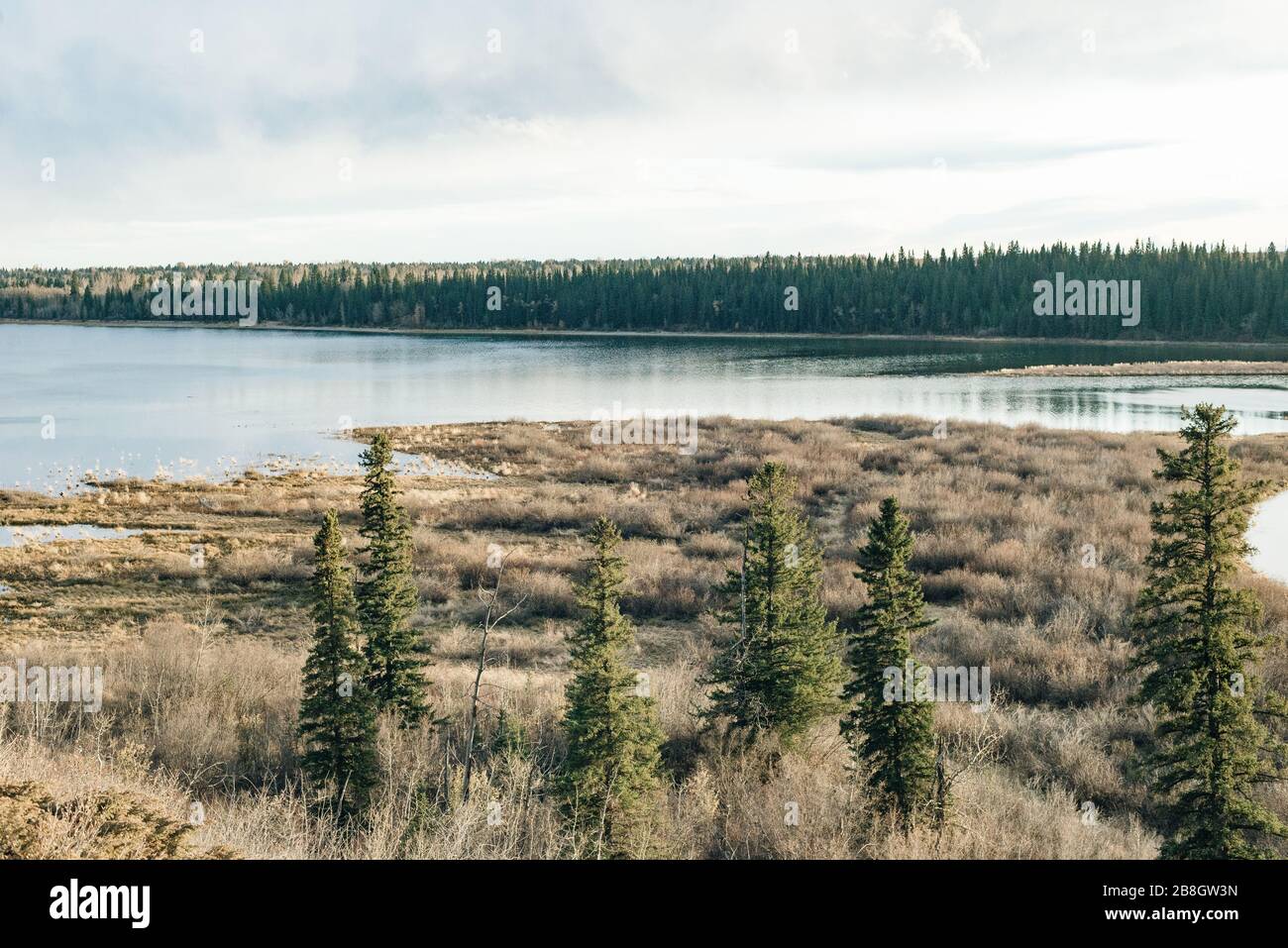 vista della strada sopraelevata di glenmore sul bacino idrico di glenmore. Calgary, Alberta, Canada Foto Stock