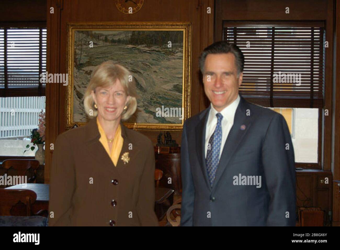 Governatore Mitt Romney con il segretario interno Gale Norton. Foto Stock