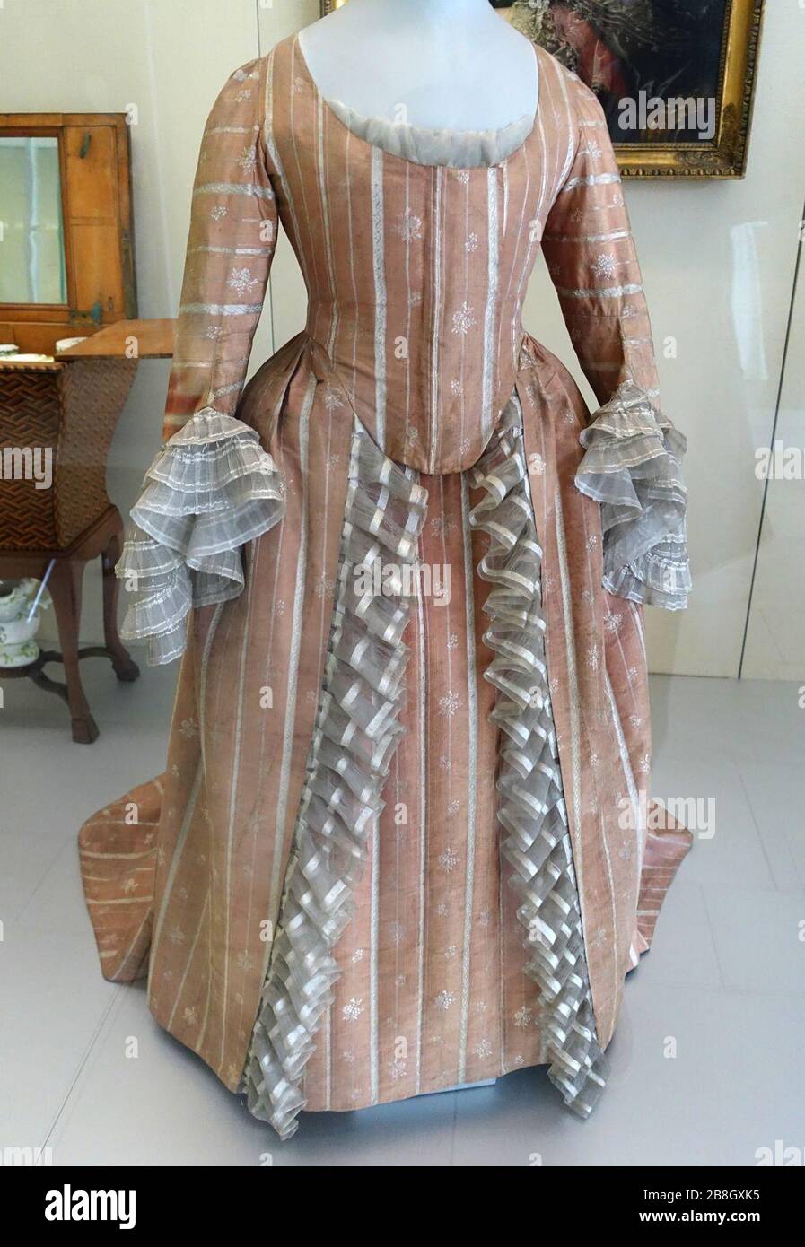 Gown (Robe a l'anglaise), c. 1775, seta broccata, ruffi di garza aggiunti sulla scollatura Foto Stock