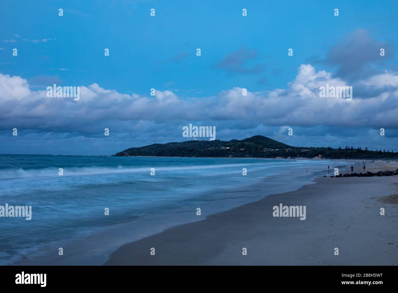 Ora blu sopra Byron Bay e Main Beach Cape Byron, nuovo Galles del Sud, Australia Foto Stock